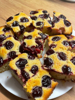 Meggyes kevert süti 🍒 recept fotója