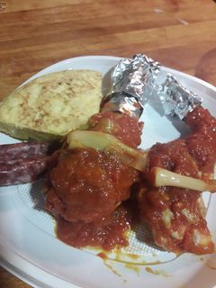 Una foto de Pollo y conejo con tomate y ajos tiernos