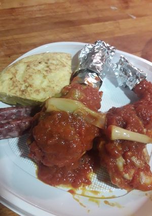 Foto principal de Pollo y conejo con tomate y ajos tiernos