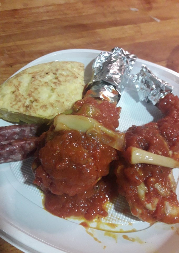 Una foto de Pollo y conejo con tomate y ajos tiernos