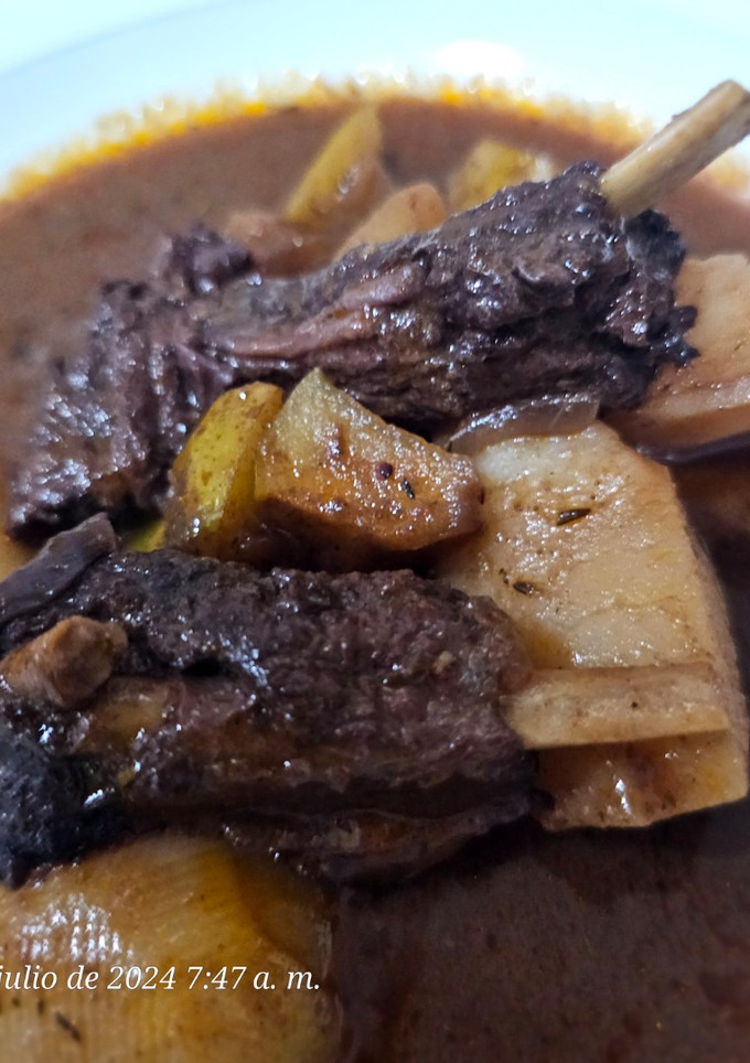 Una foto de Estofado de jabalí con manzana y pera