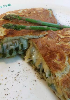 Una foto de Omelette de espárragos y queso mozzarella