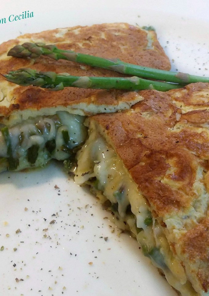 Una foto de Omelette de espárragos y queso mozzarella