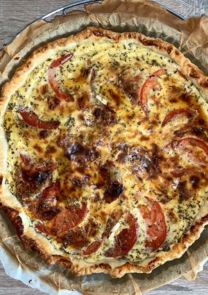 Une photo de Tarte chèvre miel tomate 🍅 🐐 🍯