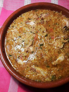 Una foto de Cazuela de arroz con alitas y cuello de pollo con kabsa