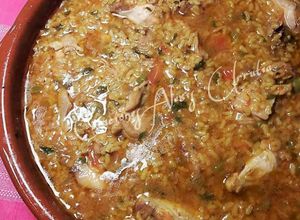 Una foto de Cazuela de arroz con alitas y cuello de pollo con kabsa