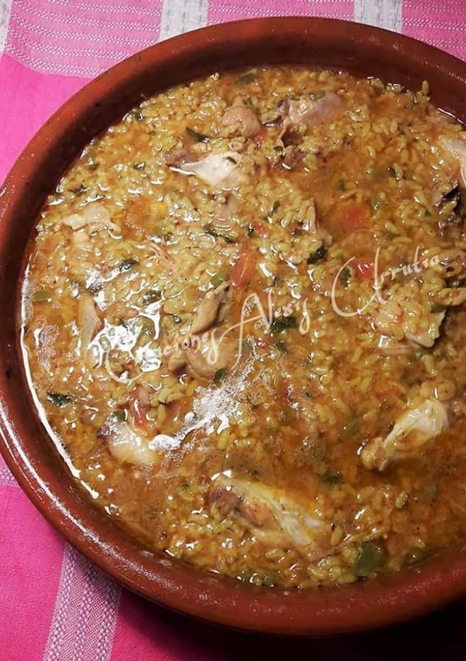 Una foto de Cazuela de arroz con alitas y cuello de pollo con kabsa