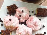 Mochi red velvet isi wafer caramel