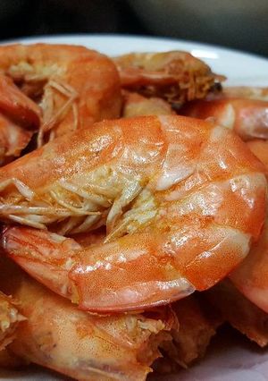 รูปของ กุ้ง อบ เกลือ แต่ใช้การต้ม เน้นเร็วค่ะ