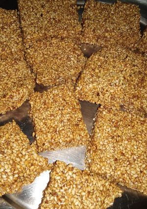 A picture of Til and gur patti or til chikki.