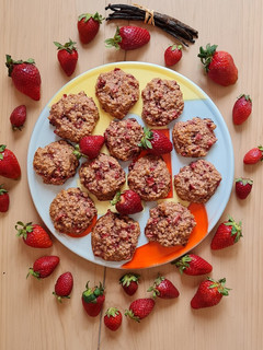 Una foto de Galletitas de avena y frutillas 🍓 🍓 Galletas avena y fresas 🍓
