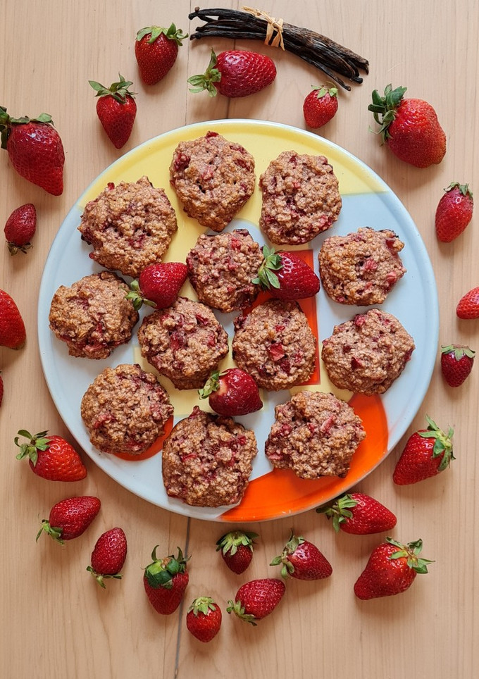 Una foto de Galletitas de avena y frutillas 🍓 🍓 Galletas avena y fresas 🍓