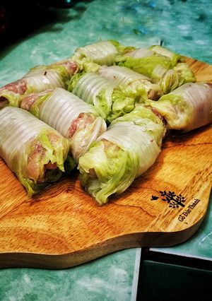 Hình của món Canh bắp cải cuộn thịt bằm lòi ruột lòi phèo :)).