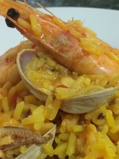 Una foto de Paella marinera de ración