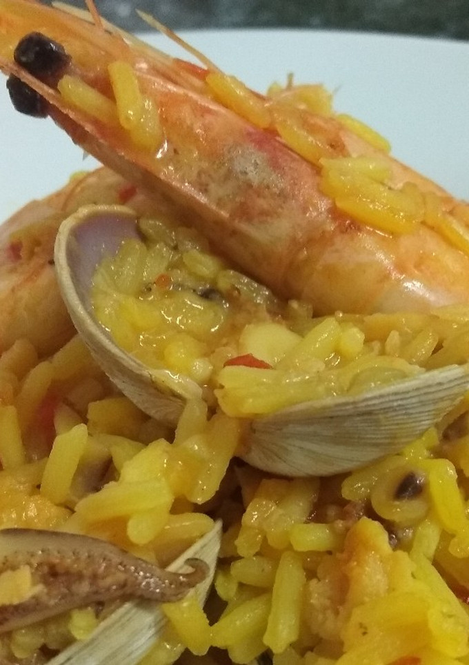 Una foto de Paella marinera de ración