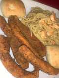 Peixe frito com esparguete de camarão