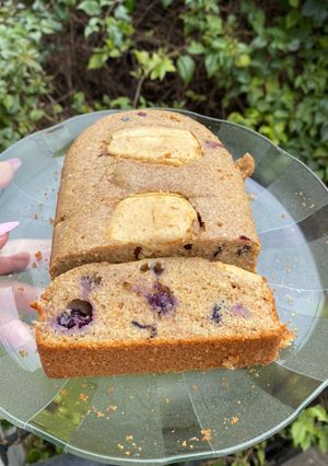 Una foto de Budín o bizcochuelo integral de naranja 🍊 con arándanos