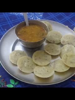 A picture of Idli sambar.
