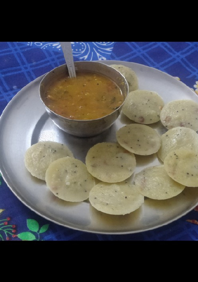 A picture of Idli sambar.