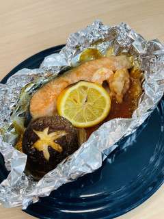 和風洋食的鋁箔烤鮭魚|過熱水蒸氣烤箱微波爐 的食譜成品照片