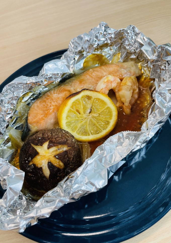 和風洋食的鋁箔烤鮭魚｜過熱水蒸氣烤箱微波爐 的食譜成品照片