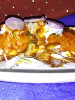 आलू टिक्की चाट (Aloo Tikki Chaat recipe in Hindi) रेसिपी मुख्य फोटो