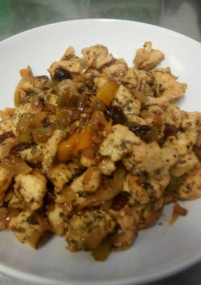 Una foto de Cubitos de pollo con pimientos y pasas