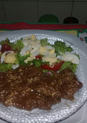 Una foto de Bife con ensalada de lechuga y huevo😋