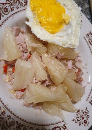 รูปของ ยำส้มโอทูน่าไข่ดาว