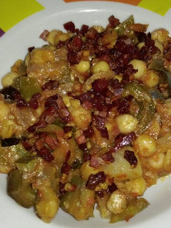 Una foto de Garbanzos con pisto y jamón crujiente