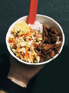 Foto resep Rice bowl chicken vegetables and balinese shredded beef recipe