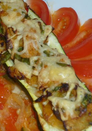 Töltött cukkini tonhallal, zöldségekkel recept fotója