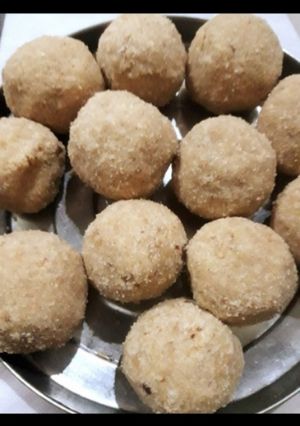 आटे के लड्डू(aate ke laddu recipe in hindi) रेसिपी मुख्य फोटो