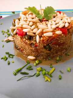 Una foto de Quinoa con verduras, piñones y salsa de soja