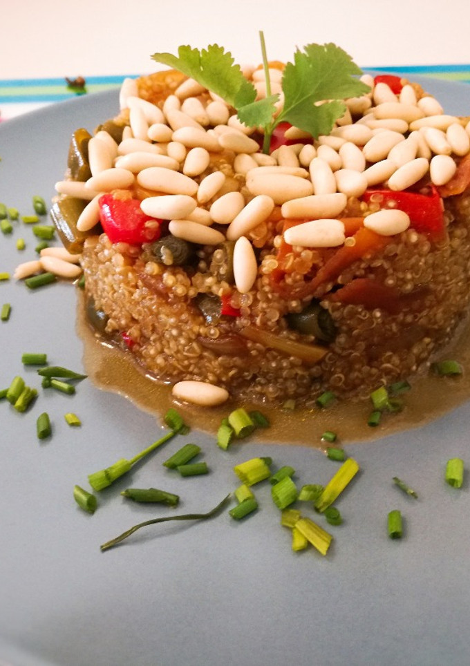 Una foto de Quinoa con verduras, piñones y salsa de soja