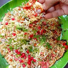 A picture of Masala cheese khichiya papad.