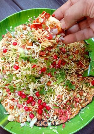A picture of Masala cheese khichiya papad.