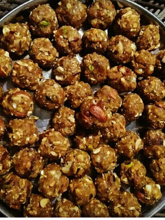 ड्राई फ्रूट लड्डू (Dry fruit Laddu recipe in Hindi) रेसिपी मुख्य फोटो