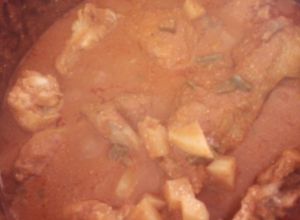 Una foto de Pipian rojo de ajonjolí con pollo