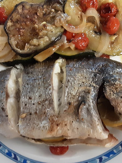 Una foto de Dorada al horno con calabacín y berenjenas