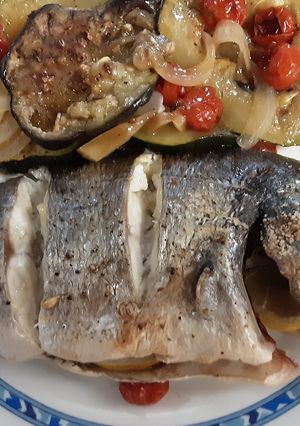 Una foto de Dorada al horno con calabacín y berenjenas