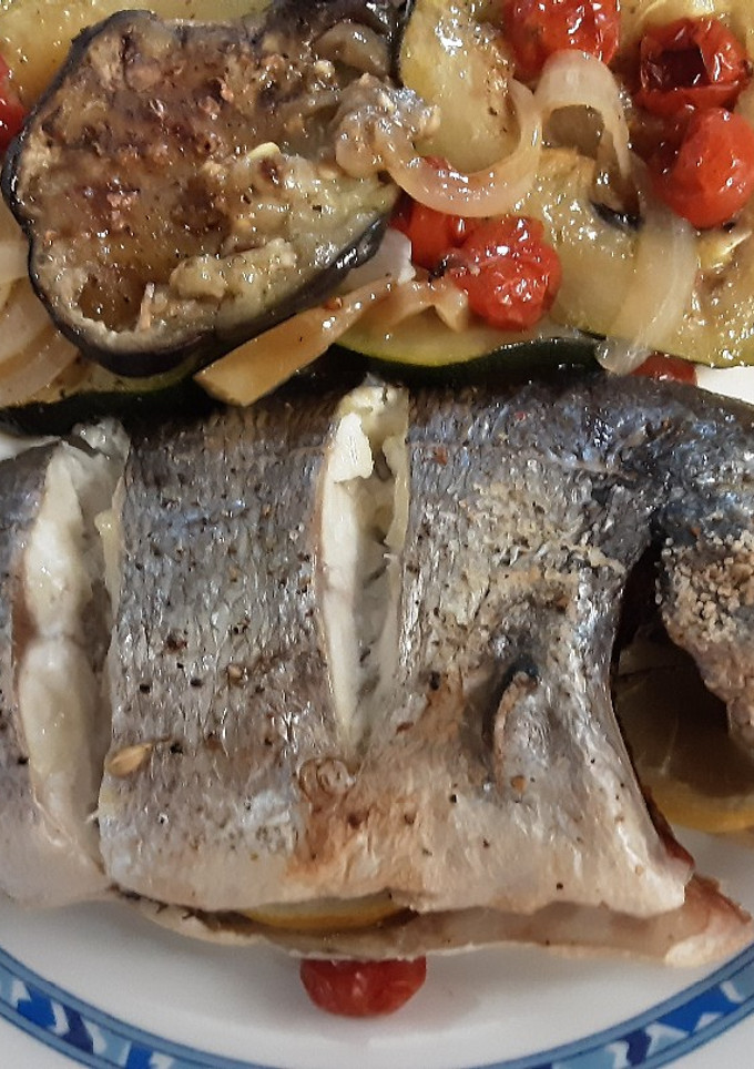 Una foto de Dorada al horno con calabacín y berenjenas