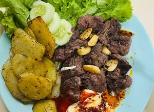 Foto resep Juicy Steak Bites, Savory Potatoes & Fresh Greens
