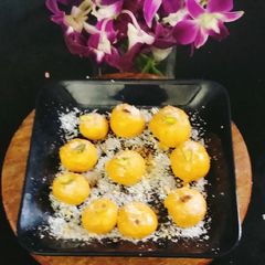 A picture of Besan ke laddu.
