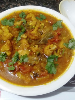 गोभी,भट्टा,मटर करी(gobhi,bhatta,matar curry recipe in Hindi) रेसिपी मुख्य फोटो