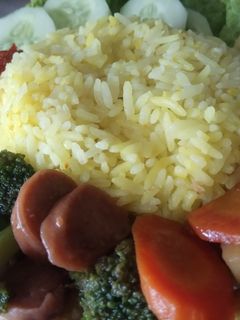 Foto resep Nasi Kuning Rice Cooker dan Tumis Sayur Sosis