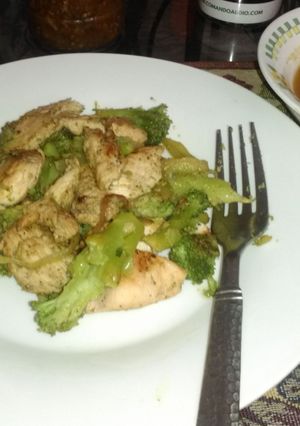 Una foto de Pechuga con vegetales y habichuela guisada