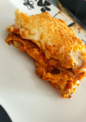 Una foto de Lasaña de soja texturizada y bechamel de puerro