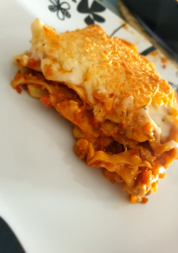 Una foto de Lasaña de soja texturizada y bechamel de puerro