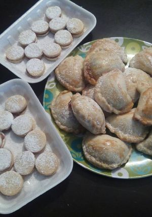 Una foto de Empanadas de carne y alfajores de maicena